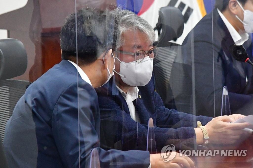 대화하는 이철희 정무수석과 민주당 조응천 의원