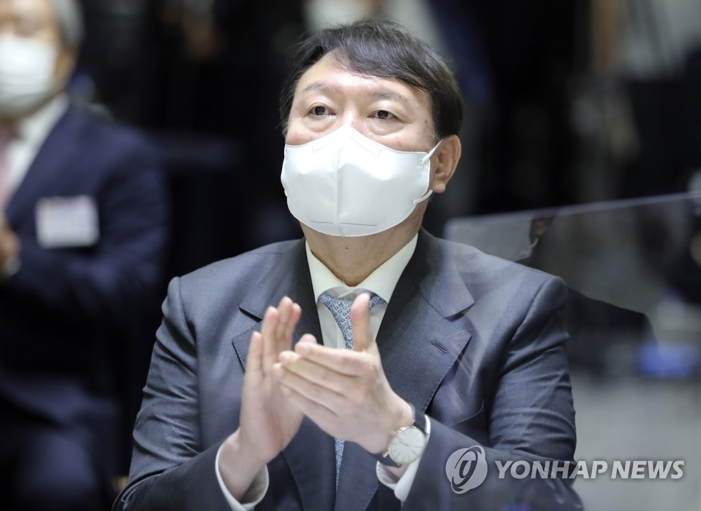 박수치는 윤석열 예비후보