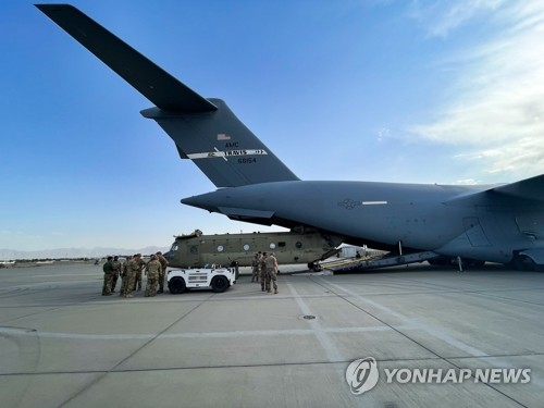 카불 공항서 미 C-17 수송기에 실리는 치누크 헬기