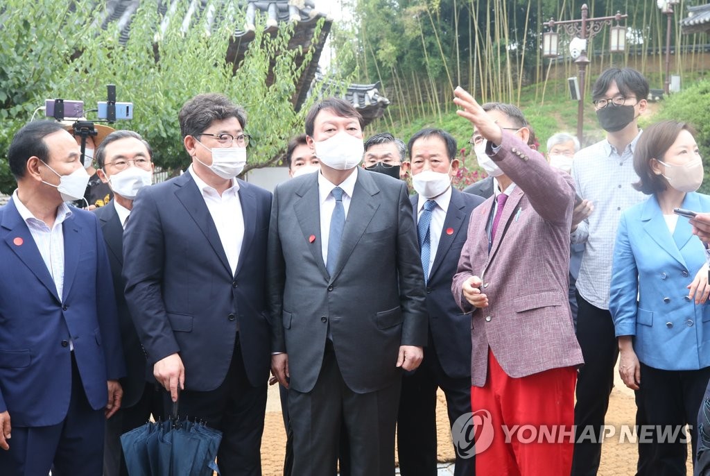 설명 듣는 윤석열