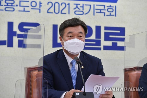 정책조정회의에서 발언하는 윤호중 원내대표