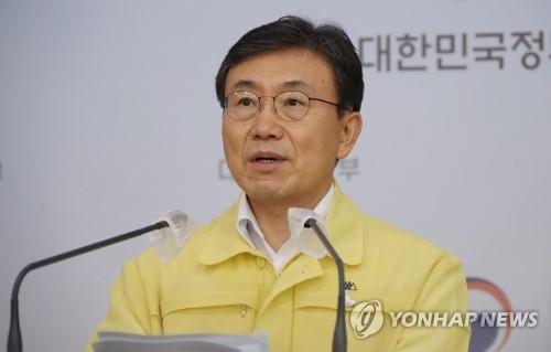 중대본 회의 결과 브리핑 하는 권덕철 장관