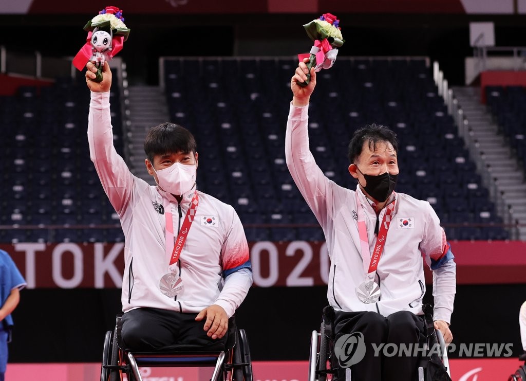 [패럴림픽]복식 은메달 따낸 김정준, 이동섭