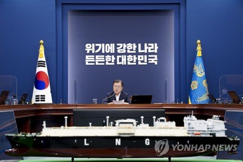 Le président Moon Jae-in prend la parole lors d'une réunion avec ses conseillers à Cheong Wa Dae, le lundi 6 septembre 2021.