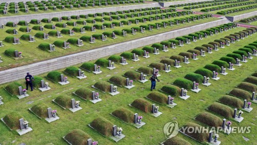 추석 앞두고 5·18 묘지 벌초