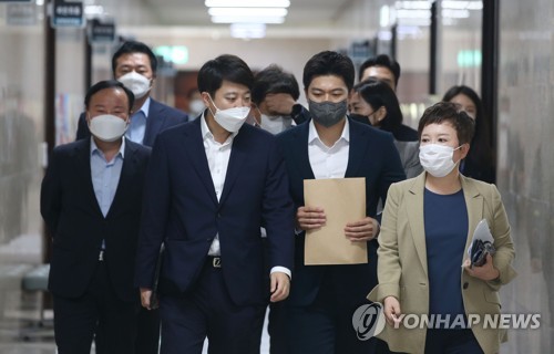 최고위원회의 참석하는 이준석 대표