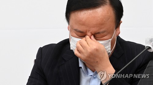 생각에 잠긴 김재원 최고위원