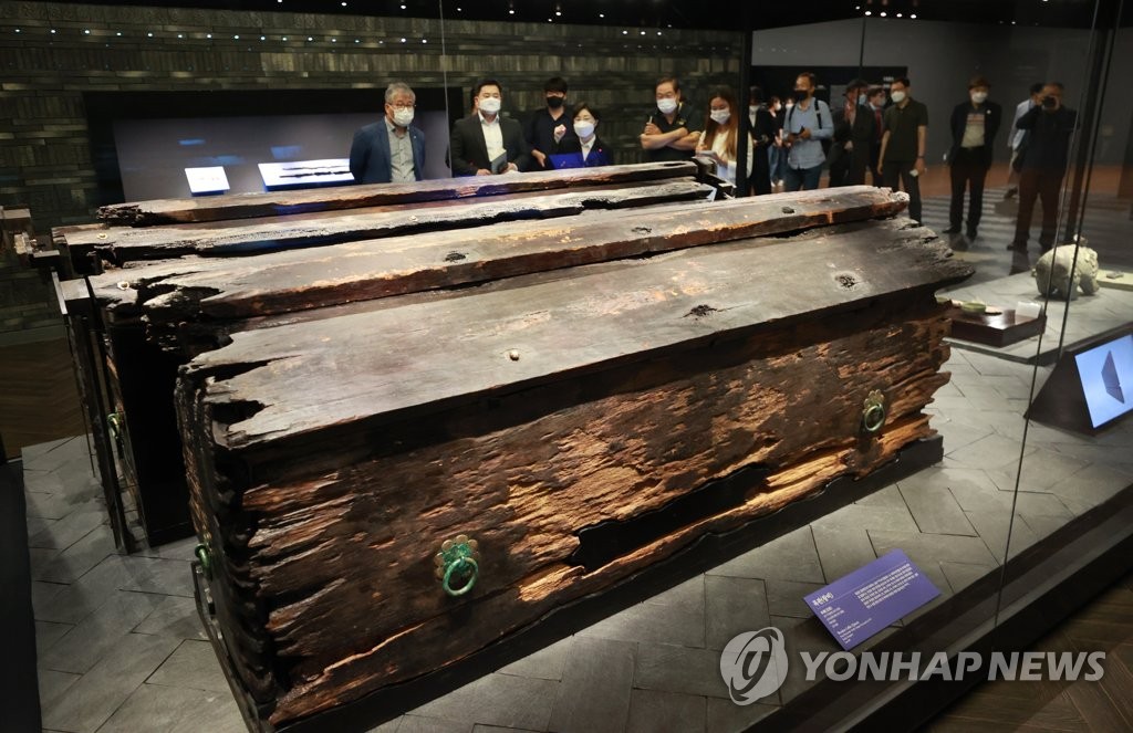 무령왕릉 특별전, 왕과 왕비의 목관