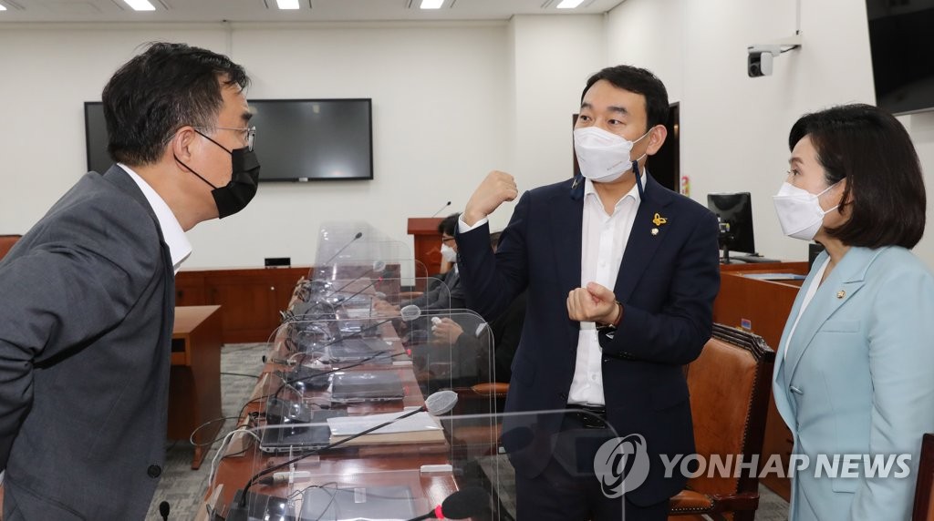 언론중재법 여야협의체 회의에서 대화하는 최형두, 김용민, 전주혜 의원