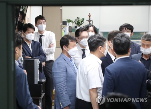 압수수색 마친 공수처 관계자