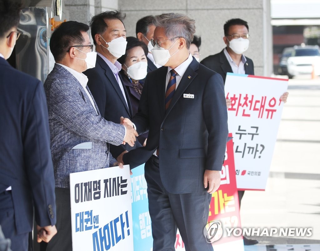 경기도의회 국민의힘 의원들과 인사하는 이재명 지사