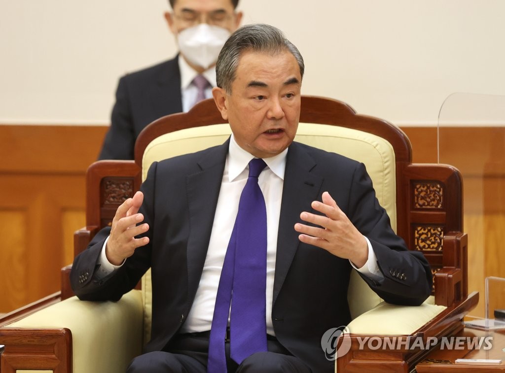 Moon meets Chinese foreign minister Moon meets Chinese foreign minister
