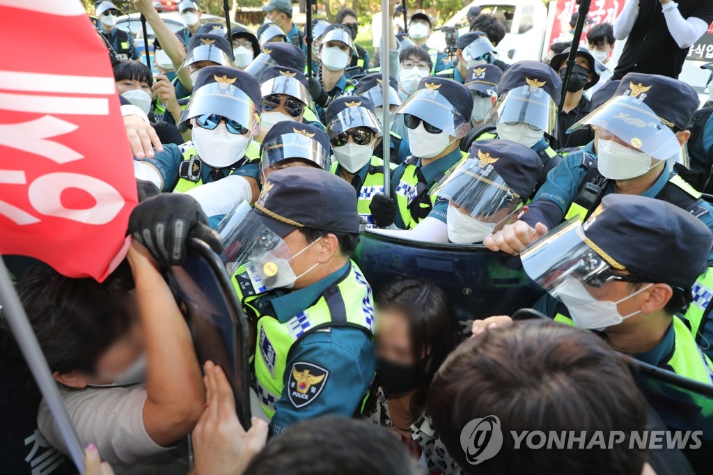 유흥주점 업주들 제지하는 경찰