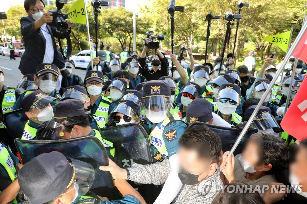 시위 나선 유흥주점 업주들 제지하는 경찰