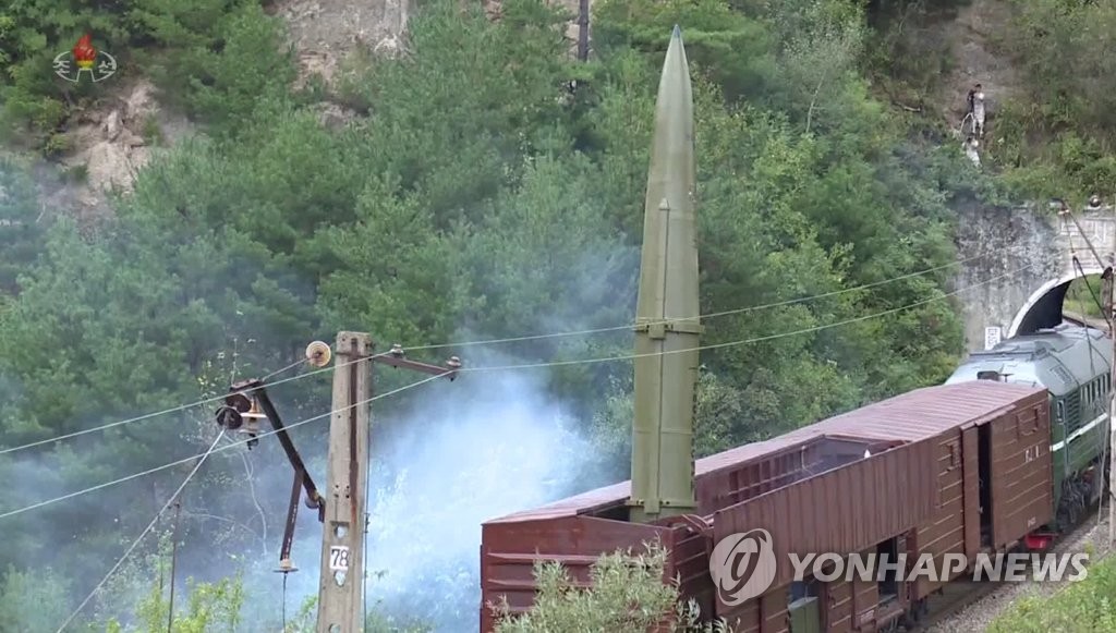 북한, 어제 열차서 탄도미사일 발사…"동해상 800㎞ 목표 타격"