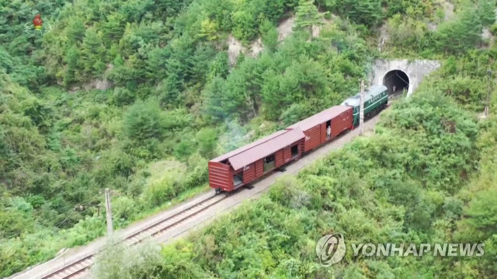 북한, 어제 열차서 탄도미사일 발사…"동해상 800㎞ 목표 타격"