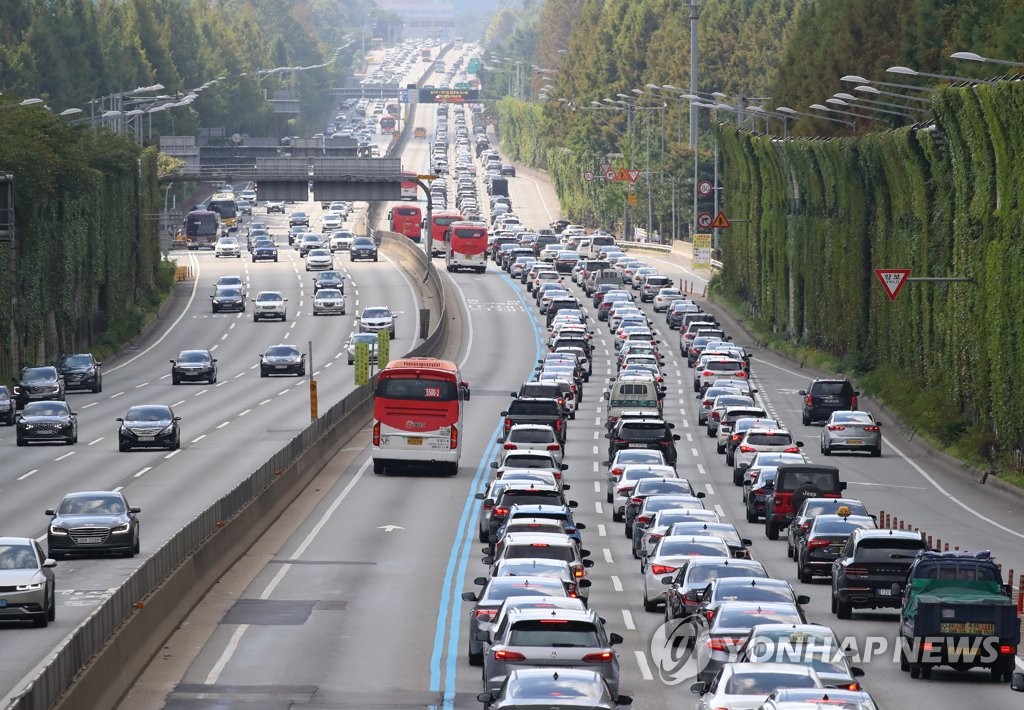 A major highway in southern Seoul is jammed with vehicles returning from hometowns on Sept. 22, 2021, the last day of the Chuseok harvest holiday. (Yonhap) 