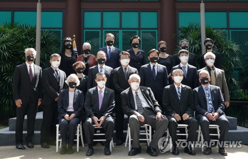 기념사진 촬영하는 문 대통령