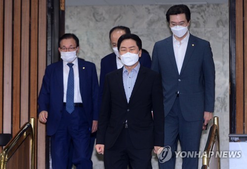 원내대책회의 입장하는 국민의힘 김기현 원내대표