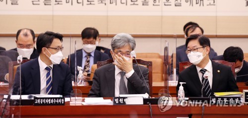 김상환 법원행정처장, 김진욱 공수처장과 대화하는 박범계 법무부 장관
