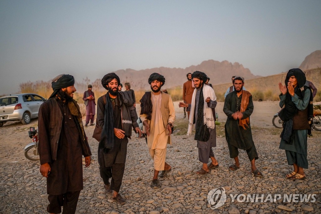 아프간 칸다하르 강변서 전통춤 추는 탈레반 대원들