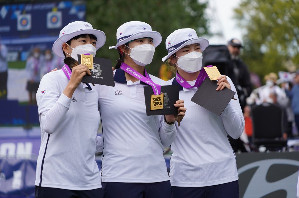 세계선수권대회 단체전 금메달 따낸 안산, 장민희, 강채영(왼쪽부터)