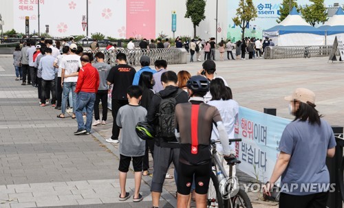 늘어난 코로나19 검사, 혼잡한 임시 선별진료소