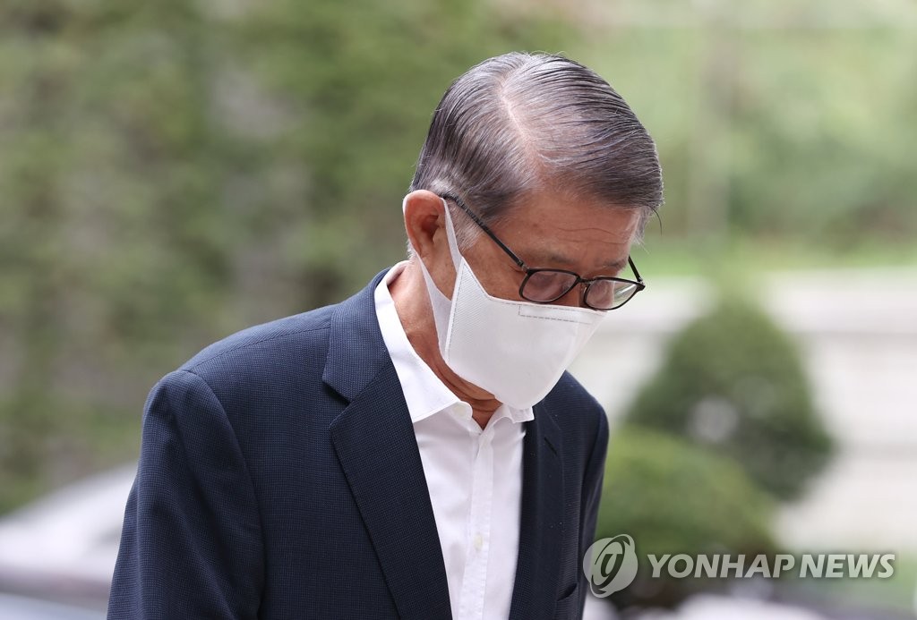 법정 향하는 최신원 SK네트웍스 회장