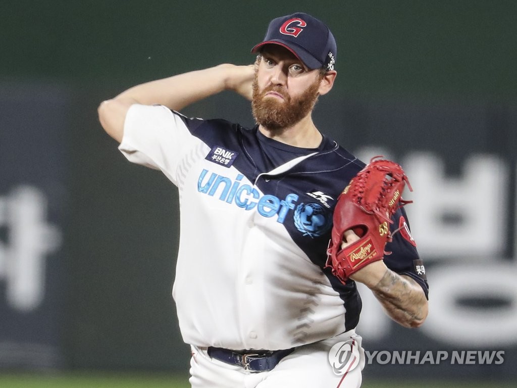 In this file photo from Sept. 30, 2021, Dan Straily of the Lotte Giants pitches against the KT Wiz during the top of the first inning of a Korea Baseball Organization regular season game at Sajik Stadium in Busan, 325 kilometers southeast of Seoul. (Yonhap)