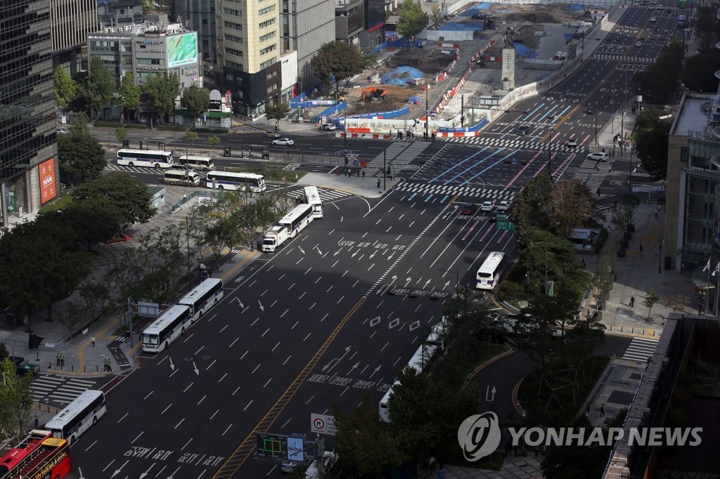 도심 대기 중인 경찰 버스