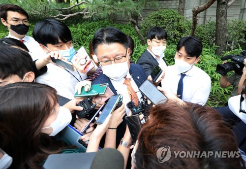 취재진 질문에 답하는 김국일 변호사