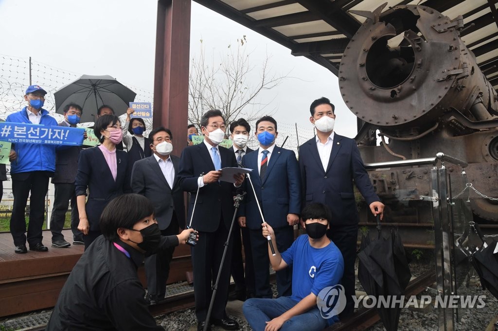 외교 ㆍ안보 ㆍ통일 분야 정책 발표하는 민주당 이낙연