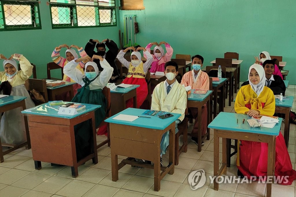 한글로 찌아찌아어 배우는 학생들
