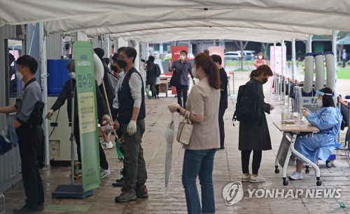 코로나19 신규 확진 1천953명, 분주한 서울광장 선별진료소