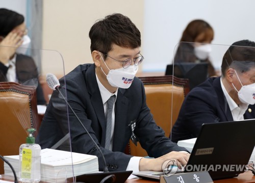 자료 살펴보는 김웅 의원