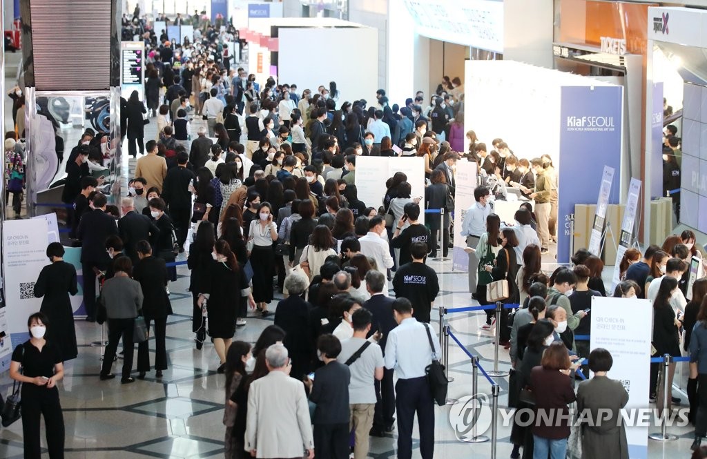 한국국제아트페어 찾은 관람객들
