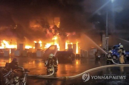 불 난 대만 가오슝 주상복합건물…9명 사망·44명 부상