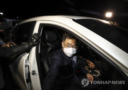 구치소 나서는 화천대유 대주주 김만배 씨