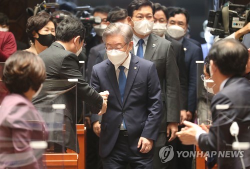 의원총회 참석하는 이재명 후보