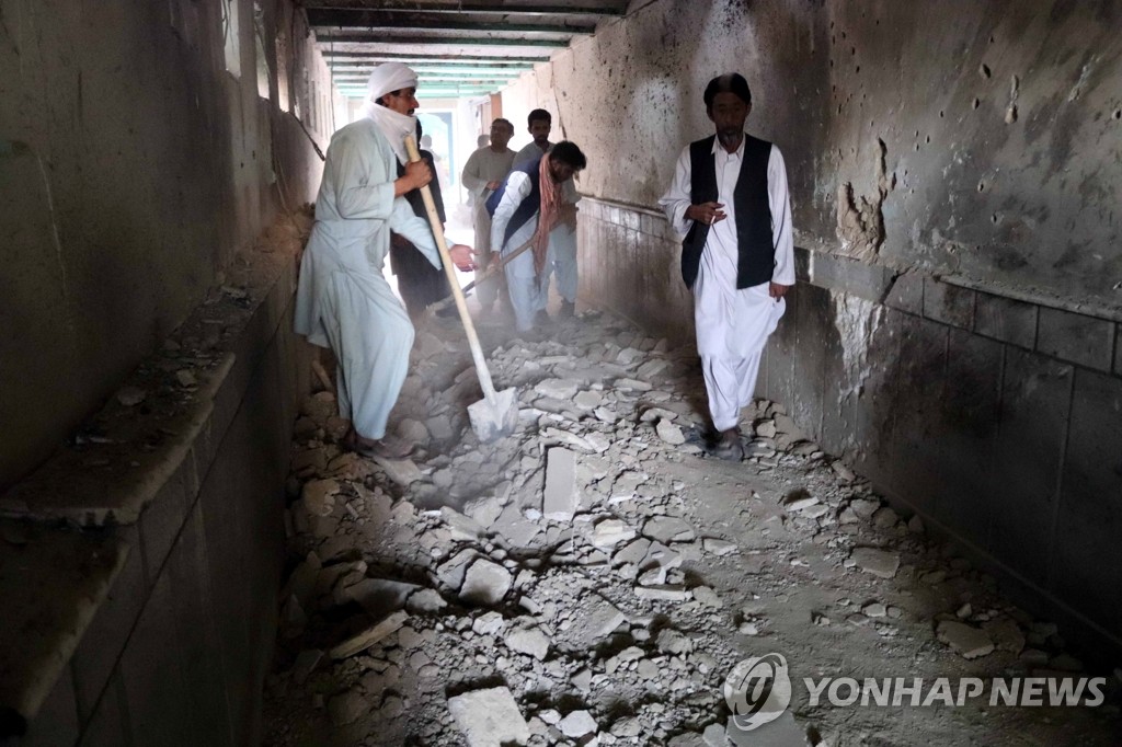 아프간 시아파 모스크 자폭테러 현장 살피는 사람들