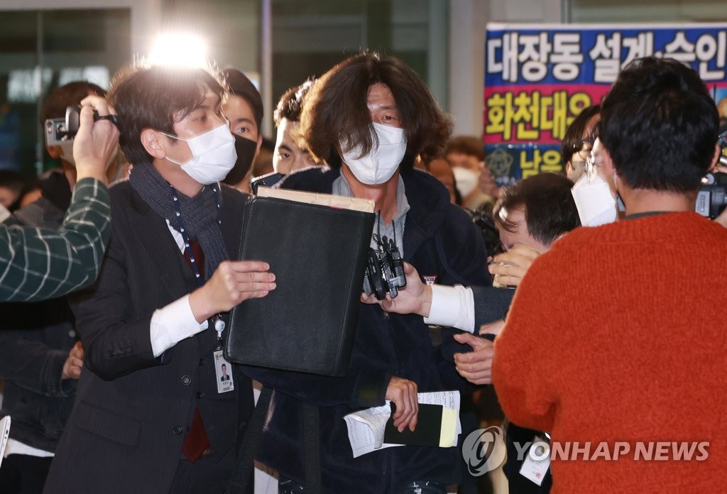 검찰, ′대장동 키맨′ 남욱 공항서 체포…이르면 내일 구속영장 