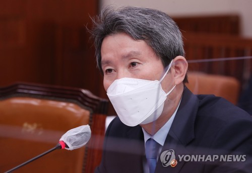 답변하는 이인영 통일부 장관