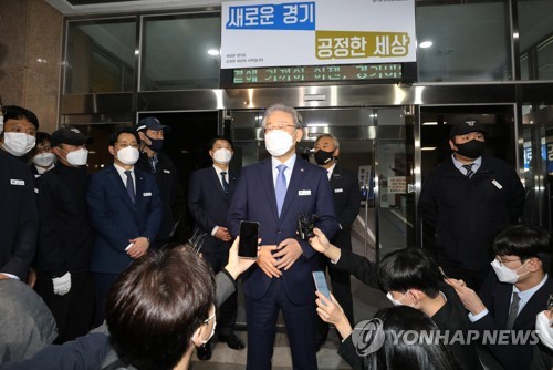 국감 종료 후 기자회견 하는 이재명 지사