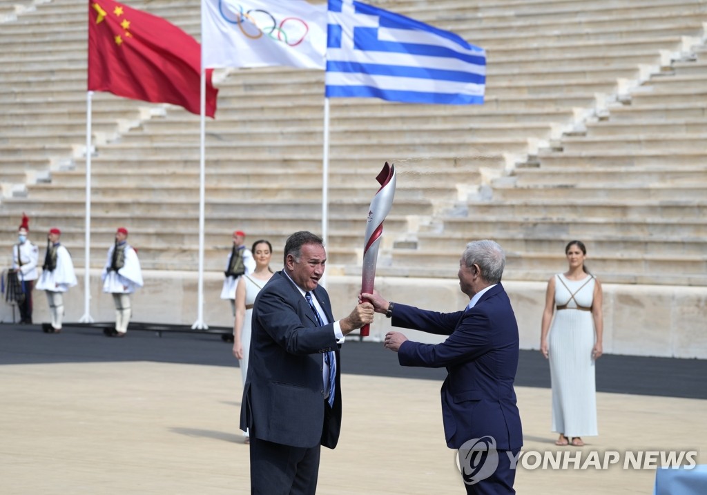 그리스서 중국에 인계되는 베이징 동계올림픽 성화