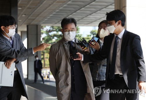 질문 받는 김만배