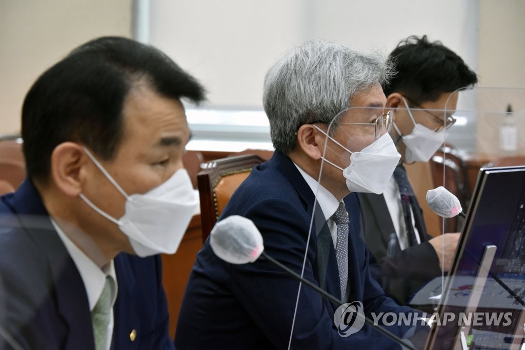 답변하는 고승범 금융위원장