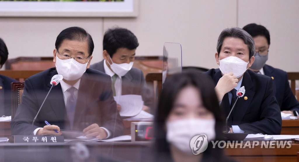 질의 듣는 정의용·이인영 장관