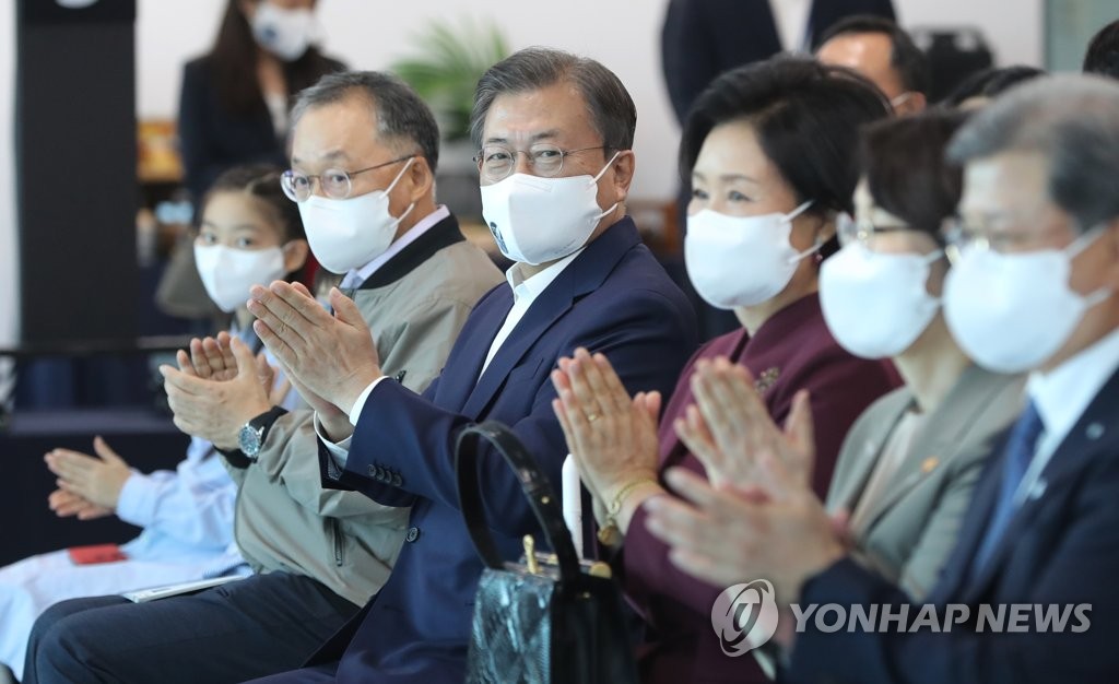 발사체 개발과정 영상 시청하는 문재인 대통령