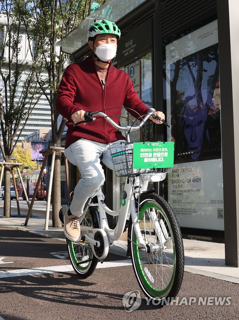 Seoul mayor on bike Seoul mayor on bike
