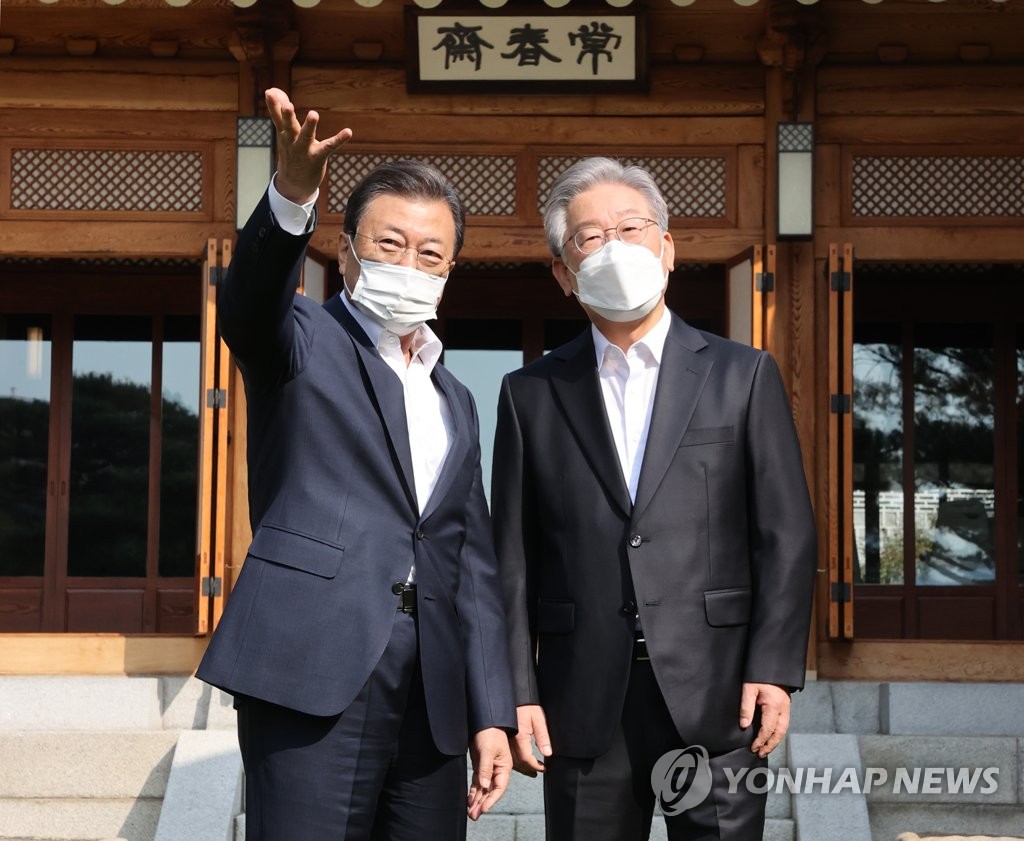 文大統領と大統領選与党候補が面会 文大統領と大統領選与党候補が面会